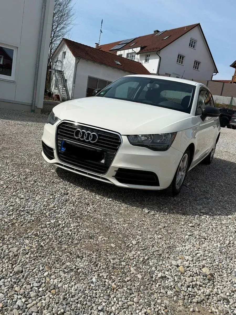 Używany Audi A1 Attraction 86 KM (63 kW) 2011 Biały Hatchback