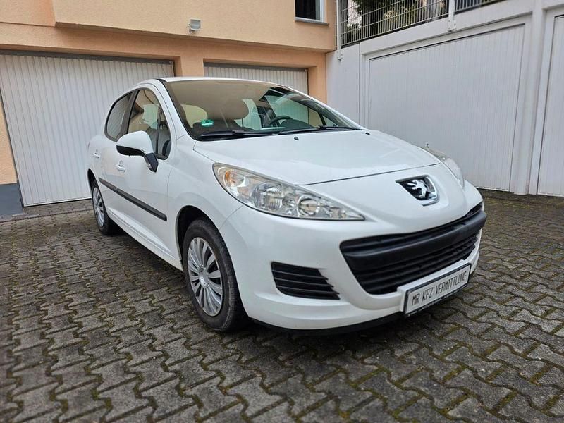 Gebraucht Peugeot 207 Tendance 95 PS (69 kW) 2010 Weiß Limousine