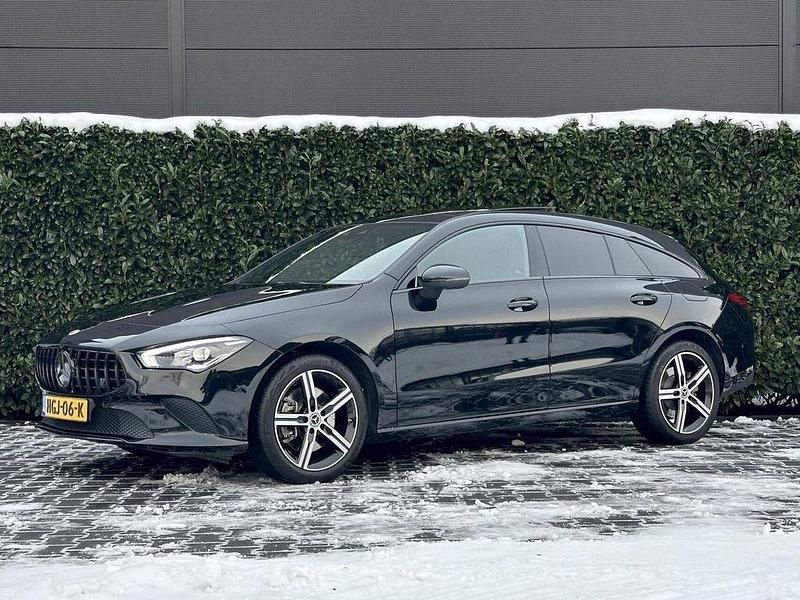 Schwarz Gebraucht 2023 Mercedes CLA250e Shooting Brake Luxury Kombi | 28.950 € (Guter Preis) - Bild 1/4