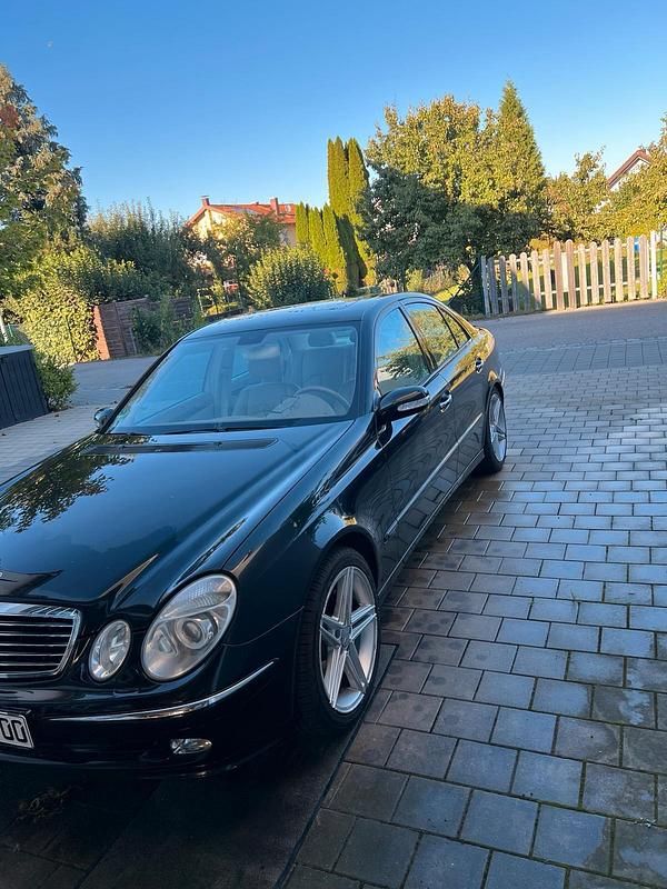 Schwarz Gebraucht 2002 Mercedes E240 Avantgarde Limousine | 4.600 € (Teuer) - Bild 1/4