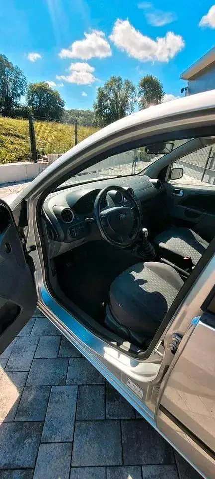 Gebraucht Ford Fiesta 69 PS (50 kW) 2002 Silber Kleinwagen
