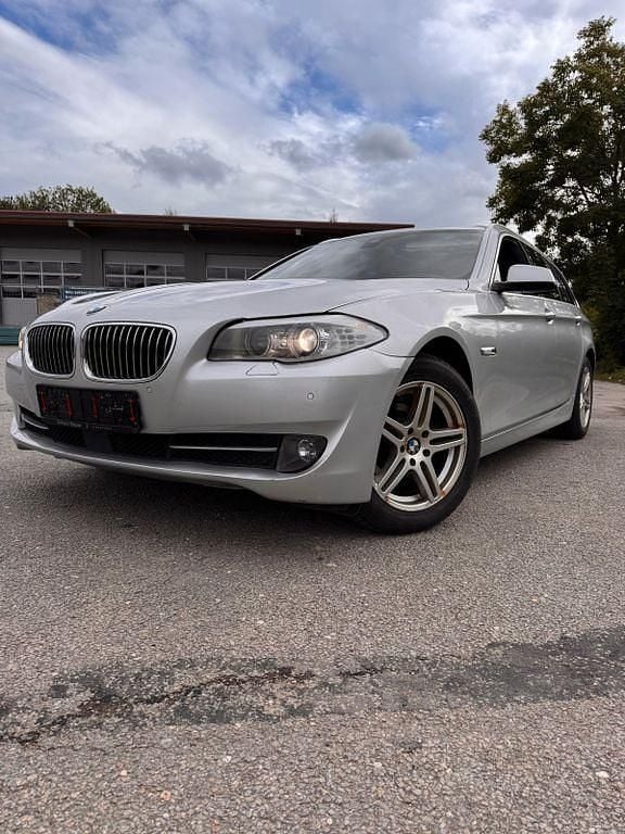 Grau Gebraucht 2014 BMW 525 Luxury Line Kombi | 6.888 € (Superpreis) - Bild 1/4