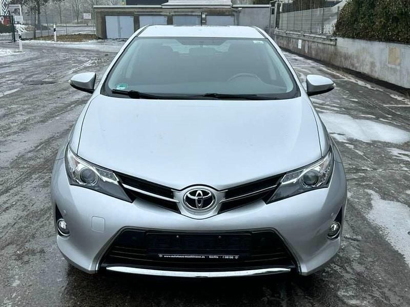 Gebraucht Toyota Auris 132 PS (97 kW) 2015 Silber Limousine