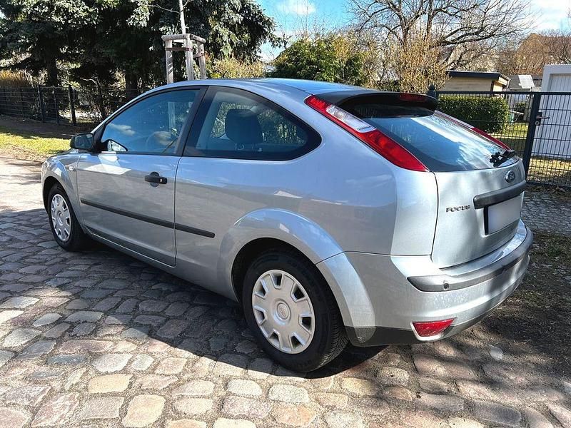Gebraucht Ford Focus Trend 101 PS (74 kW) 2005 Silber Limousine