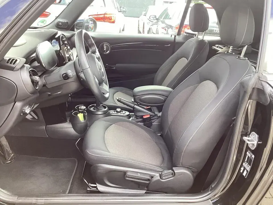 Gebraucht Mini Cooper Essential 136 PS (100 kW) 2023 Midnight schwarz Kleinwagen