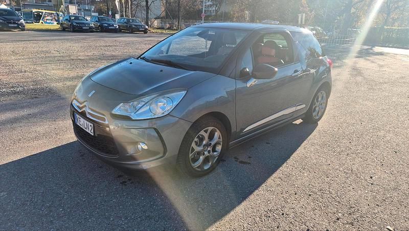 Grau Gebraucht 2010 Citroën DS3 Kleinwagen | 3.750 € (Fairer Preis) - Bild 1/4