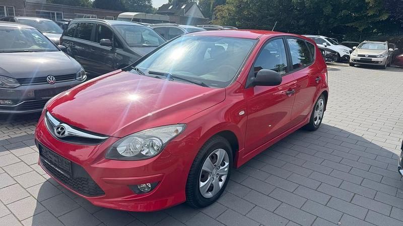 Rot Gebraucht 2010 Hyundai i30 Classic Limousine | 2.950 € (Fairer Preis) - Bild 1/4