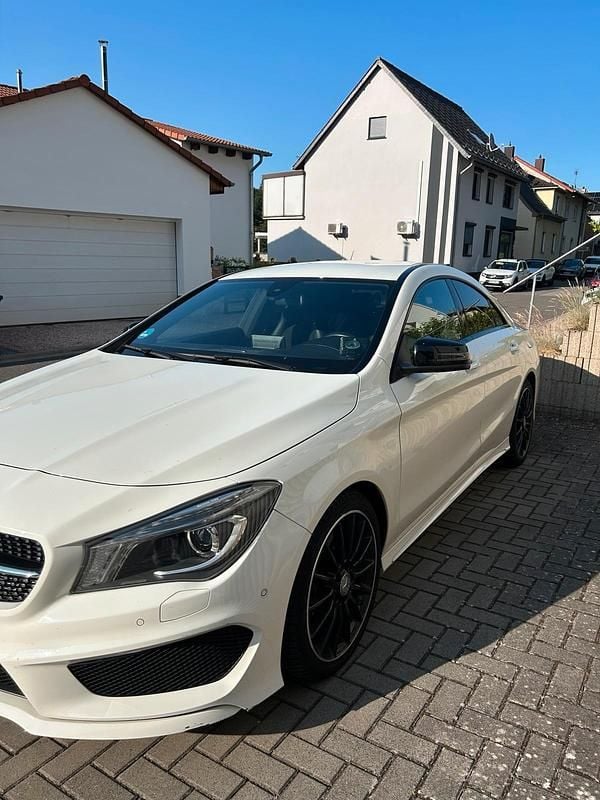 Weiß Gebraucht 2015 Mercedes CLA220 AMG line Limousine | 16.900 € (Guter Preis) - Bild 1/4