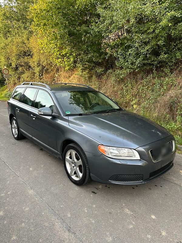 Grau Gebraucht 2009 Volvo V70 Kombi | 2.900 € - Bild 1/4