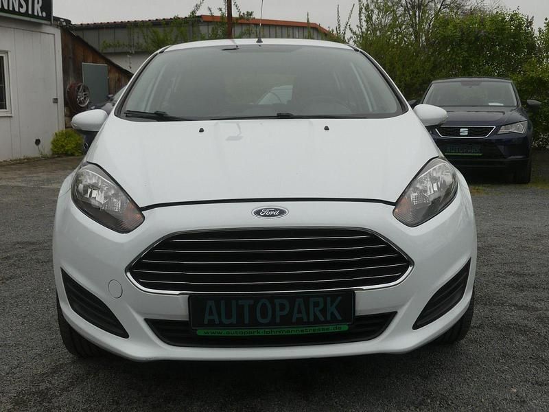 Gebraucht Ford Fiesta Trend 82 PS (60 kW) 2013 Weiß Kleinwagen
