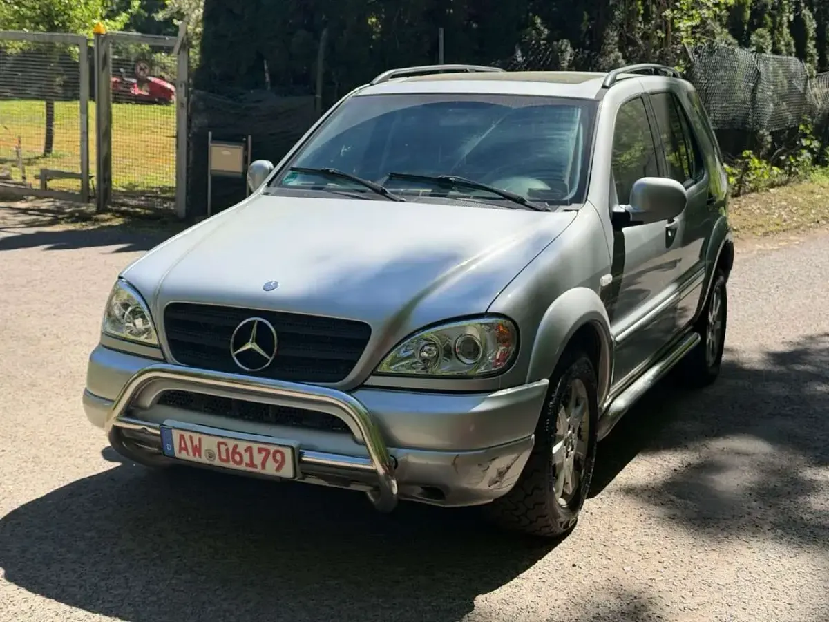 Second-hand Mercedes ML430 272 CP (200 kW) 2000 Argintiu SUV