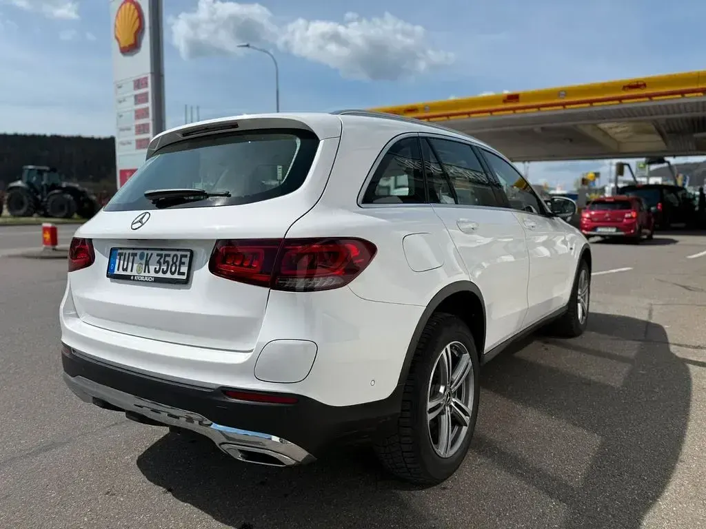 Gebraucht Mercedes GLC300e 306 PS (225 kW) 2021 Weiß SUV