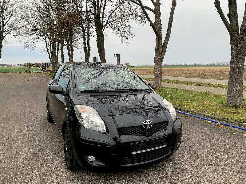 Schwarz Gebraucht 2010 Toyota Yaris Executive Limousine | 2.990 € (Etwas zu teuer) - Bild 1/4