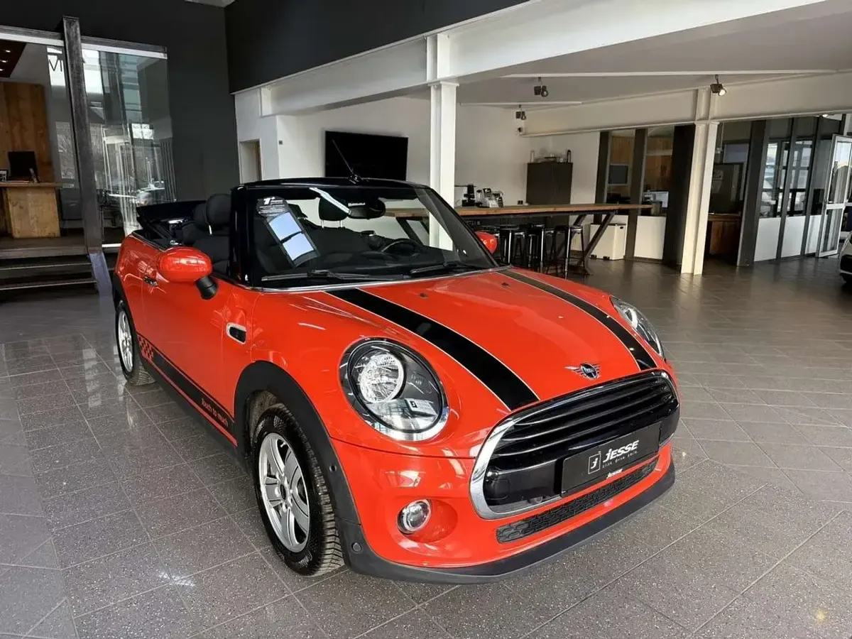Gebraucht Mini Cooper Cabriolet 136 PS (100 kW) 2021 Solaris orange metallic (metallic) Cabrio