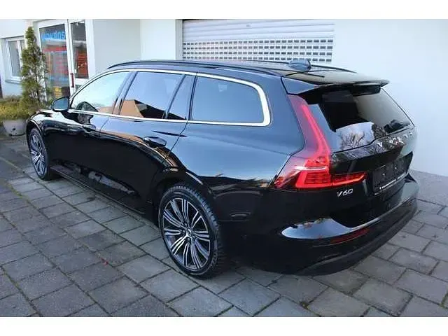 Gebraucht Volvo V60 Core 197 PS (144 kW) 2025 Onyxblack Kombi