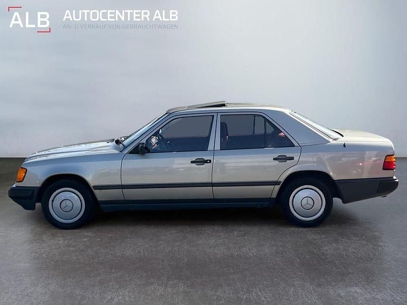 Gebraucht Mercedes 200 72 PS (52 kW) 1988 Silber Limousine