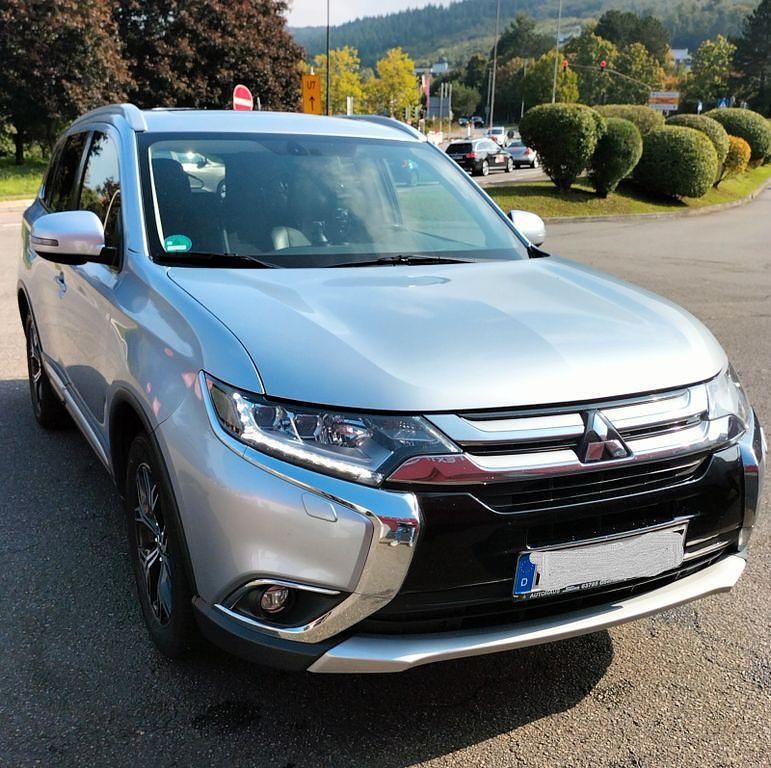 Grau Gebraucht 2018 Mitsubishi Outlander Top SUV | 14.500 € (Fairer Preis) - Bild 1/4