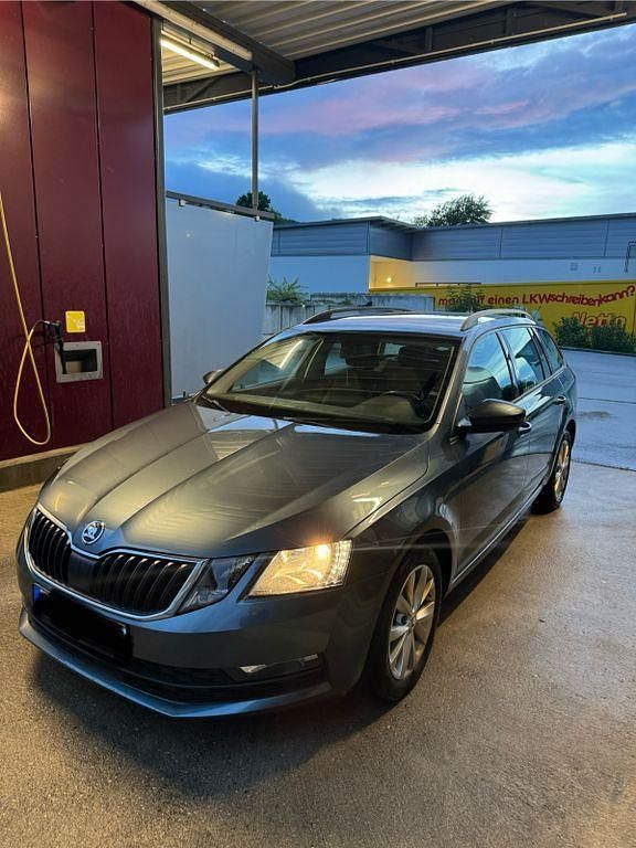 Grau Gebraucht 2020 Skoda Octavia Ambition Kombi | 19.000 € (Superpreis) - Bild 1/4