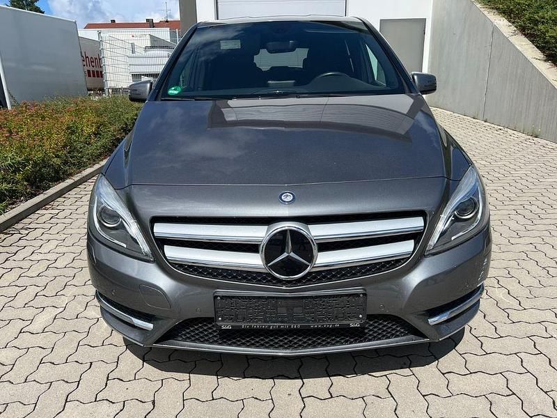 Grau Gebraucht 2013 Mercedes B180 Van / Kleinbus | 13.499 € (Fairer Preis) - Bild 1/4