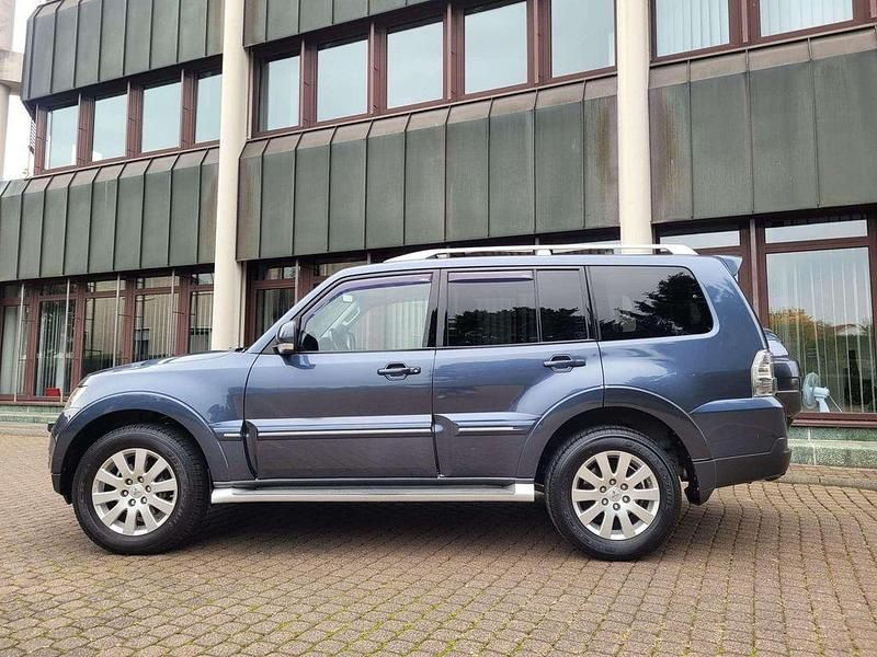 Grau Gebraucht 2009 Mitsubishi Pajero Instyle SUV | 21.900 € (Teuer) - Bild 1/4