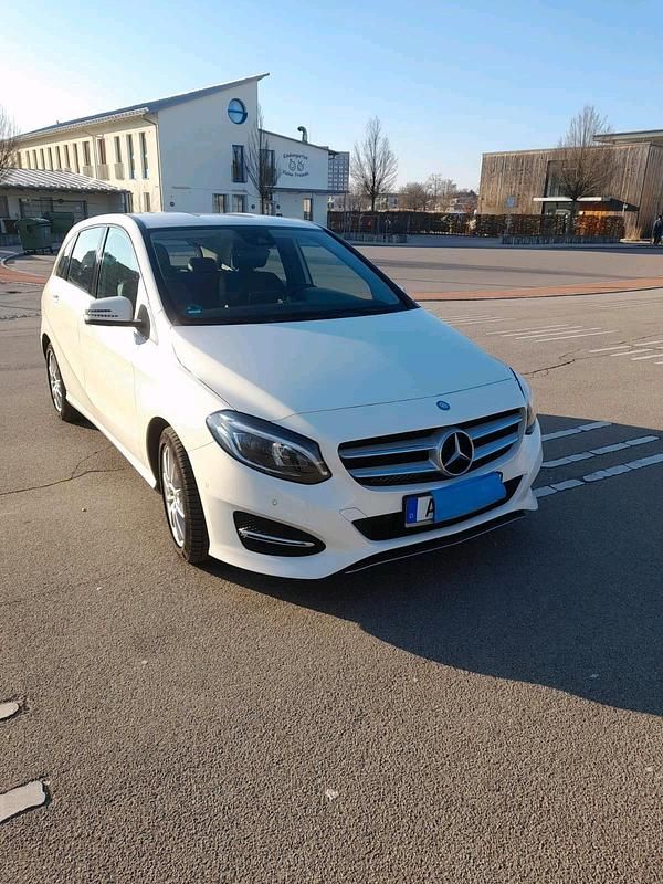 Weiß Gebraucht 2015 Mercedes B200 Van / Kleinbus | 11.500 € (Fairer Preis) - Bild 1/4