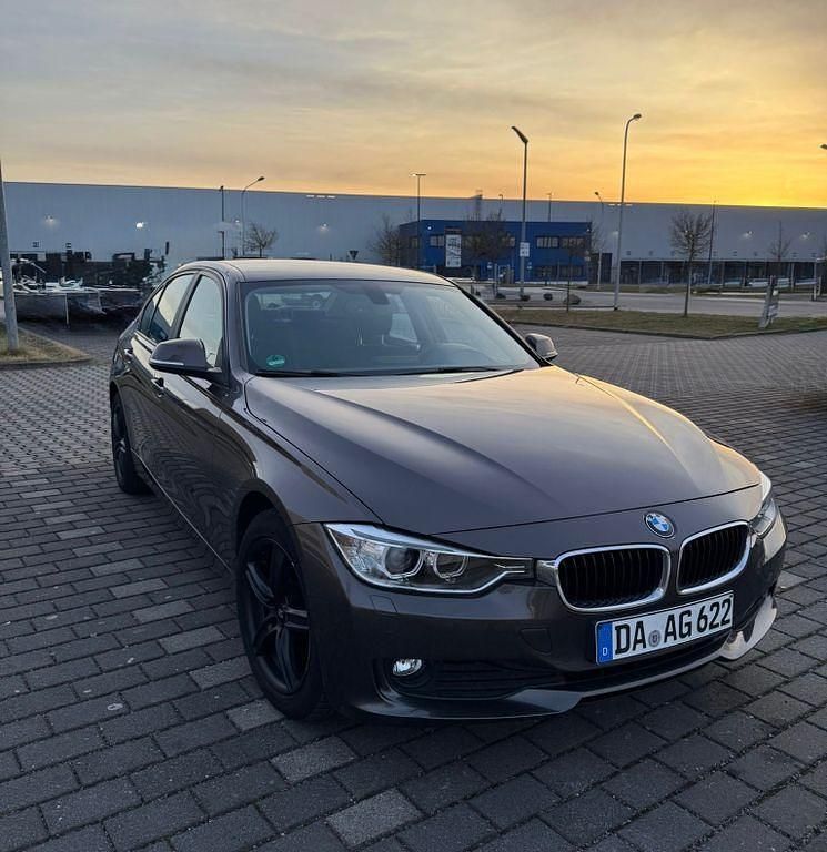 Gebraucht BMW 318 143 PS (105 kW) 2013 Braun Limousine
