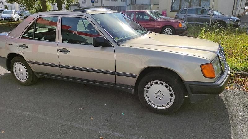 Gold Gebraucht 1986 Mercedes 260 Limousine | 4.500 € - Bild 1/4