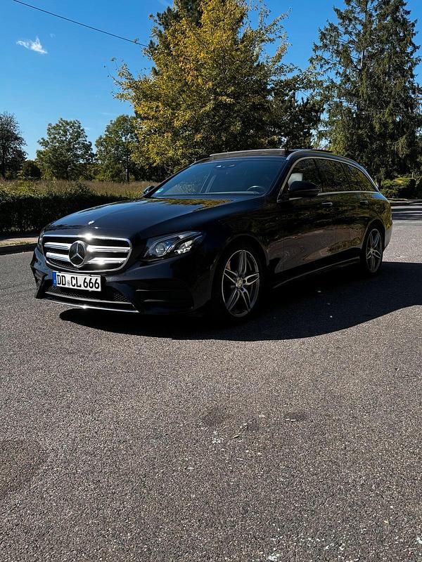 Schwarz Gebraucht 2016 Mercedes E220 AMG line Kombi | 28.500 € (Teuer) - Bild 1/4
