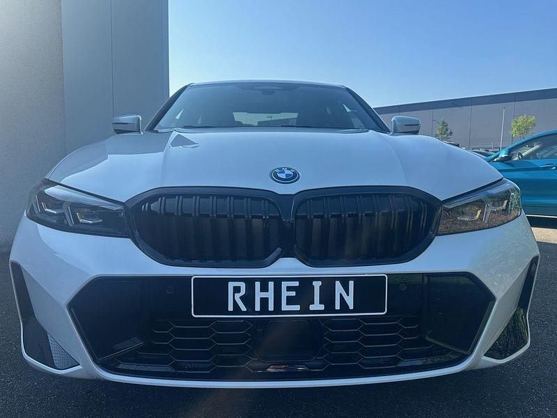 Mineralweiß metallic Neu 2025 BMW 330e M Sport Limousine | 59.373 € (Guter Preis) - Bild 1/4