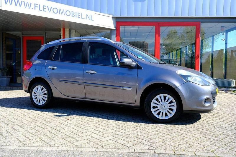 Gebraucht Renault Clio II Collection 103 PS (75 kW) 2011 Grau Kombi