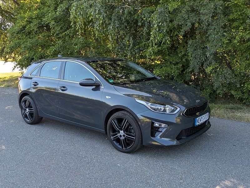Grau Gebraucht 2019 Kia Ceed Vision Limousine | 14.599 € (Guter Preis) - Bild 1/4