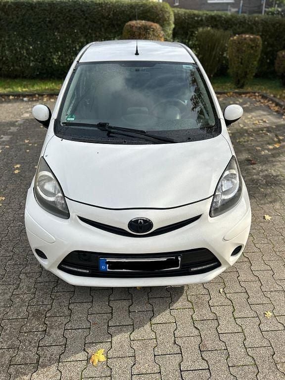 Weiß Gebraucht 2014 Toyota Aygo Cool Kleinwagen | 4.900 € (Guter Preis) - Bild 1/4
