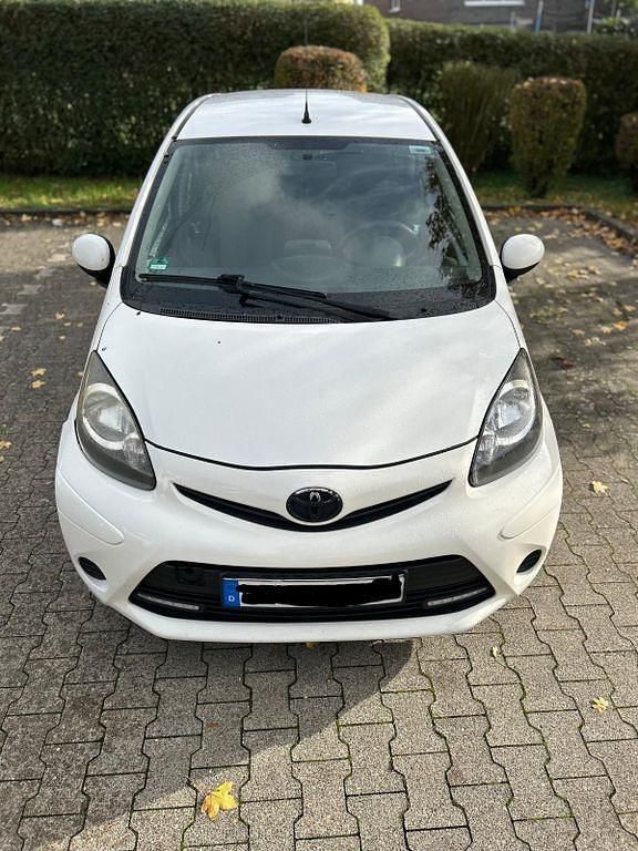 Weiß Gebraucht 2014 Toyota Aygo Cool Kleinwagen | 4.900 € (Guter Preis) - Bild 1/4