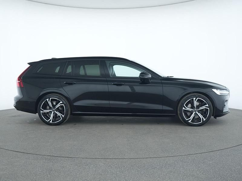 Gebraucht Volvo V60 Plus 250 PS (183 kW) 2022 Onyx black Kombi