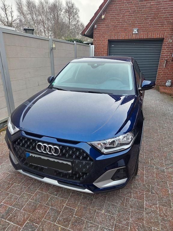 Blau Gebraucht 2024 Audi A1 Sport Limousine | 22.799 € (Guter Preis) - Bild 1/4