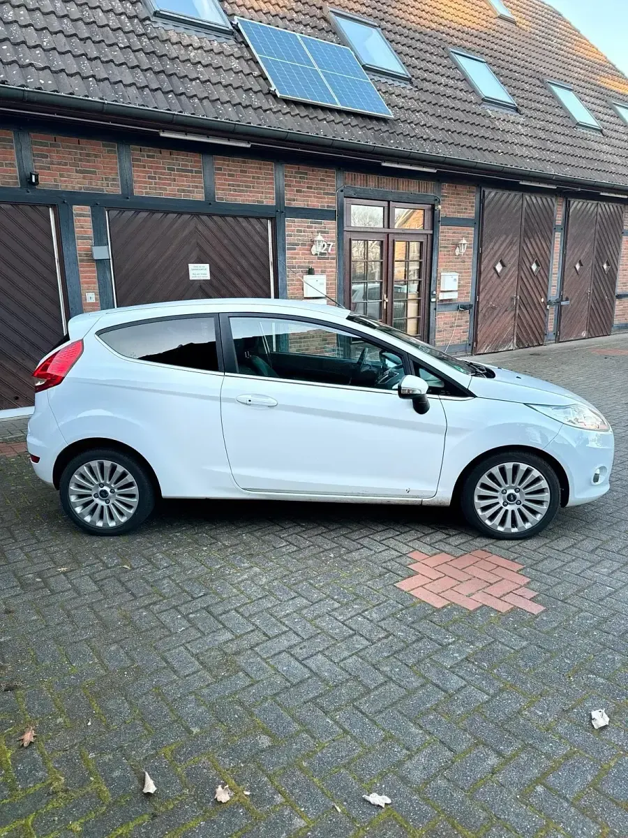 Gebraucht Ford Fiesta Titanium 95 PS (69 kW) 2010 Weiß Limousine