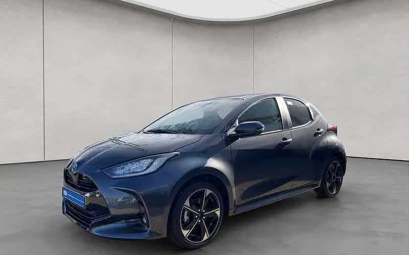 Grau Neu 2025 Toyota Yaris Hybrid Style Limousine | 28.390 € (Guter Preis) - Bild 1/4