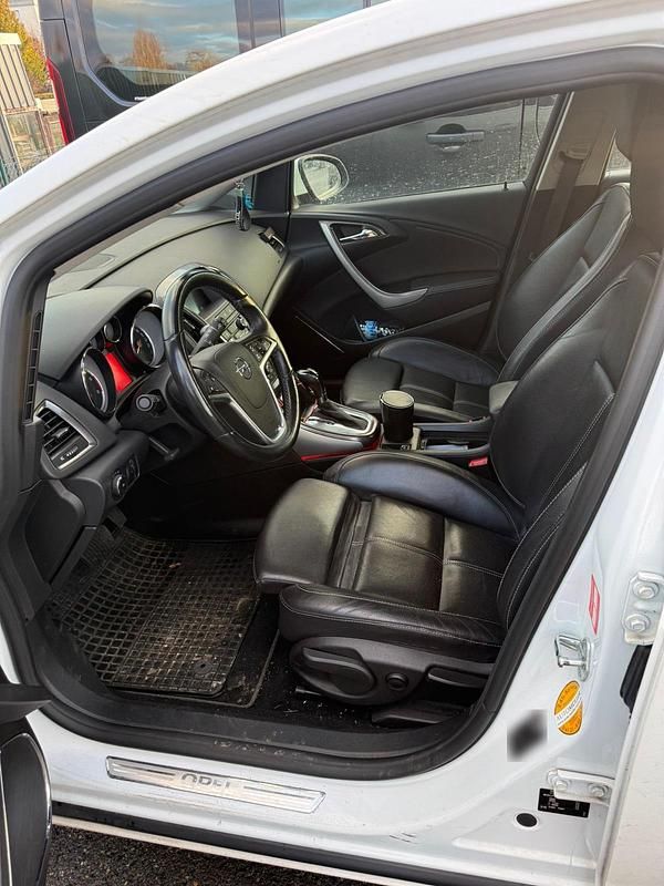 Gebraucht Opel Astra 160 PS (117 kW) 2011 Weiß Limousine