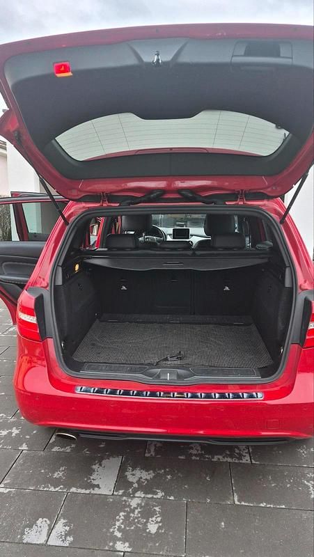 Gebraucht Mercedes B200 156 PS (114 kW) 2012 Rot Van / Kleinbus