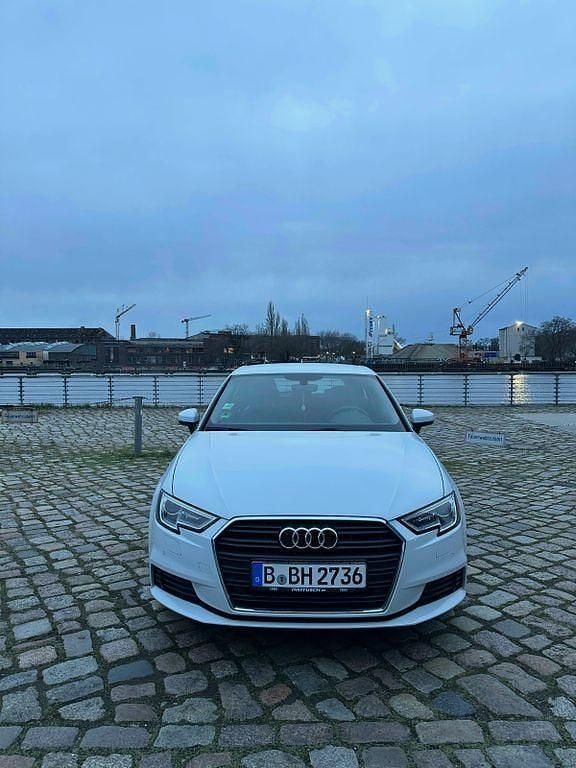 Weiß Gebraucht 2016 Audi A3 Limousine | 11.000 € (Guter Preis) - Bild 1/4