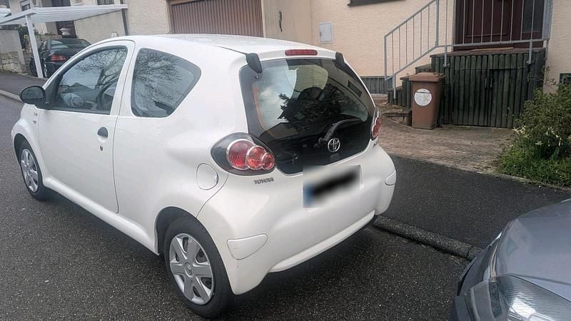 Gebraucht Toyota Aygo 68 PS (50 kW) 2010 Weiß Kleinwagen