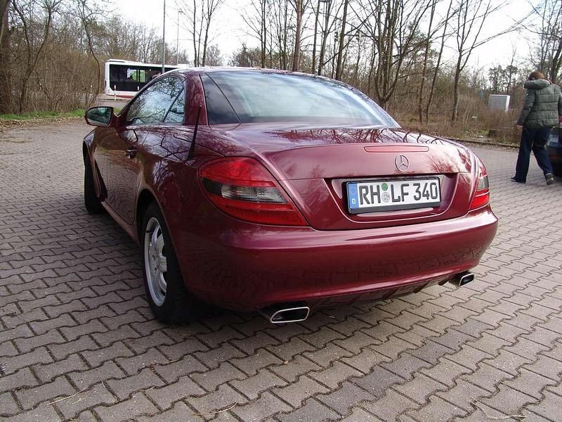 Rot Gebraucht 2009 Mercedes SLK200 Cabrio | 13.000 € (Fairer Preis) - Bild 1/4