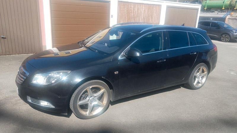 Usado Opel Insignia Active 160 HP (117 kW) 2013 Preto Carrinha