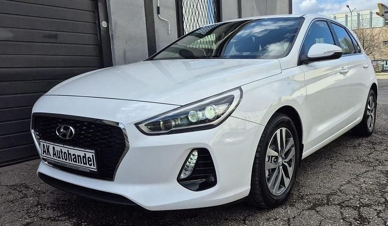 Gebraucht Hyundai i30 140 PS (102 kW) 2017 Weiß Limousine
