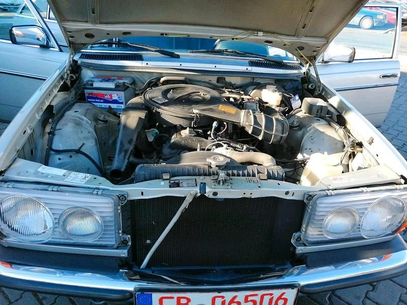 Gebraucht Mercedes 200 95 PS (69 kW) 1982 Silber Limousine