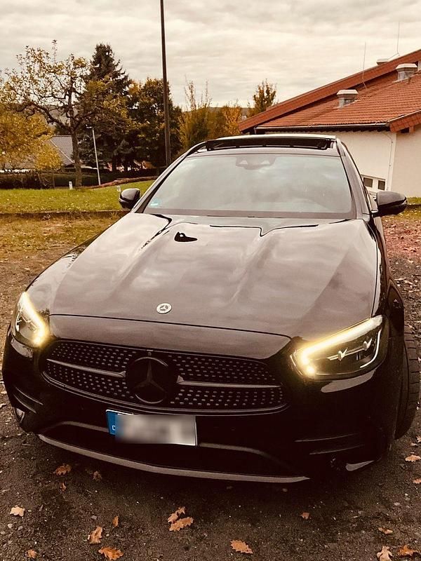 Schwarz Gebraucht 2022 Mercedes E220 AMG line Kombi | 49.990 € - Bild 1/4
