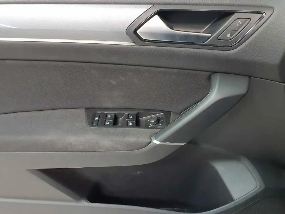 Gebraucht VW Touran Active 150 PS (110 kW) 2023 Schwarz Van / Kleinbus
