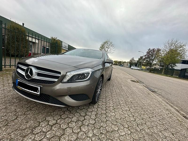 Beige Gebraucht 2012 Mercedes A200 Limousine | 12.499 € (Fairer Preis) - Bild 1/4