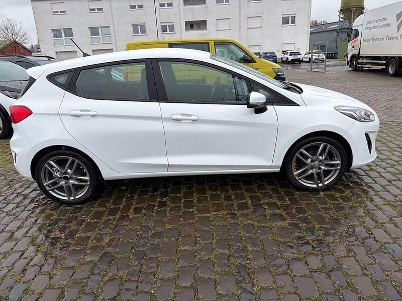 Gebraucht Ford Fiesta Cool & Connect 71 PS (52 kW) 2018 Weiß Kleinwagen