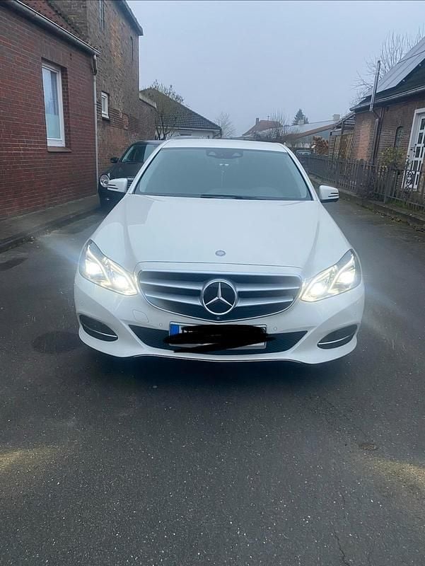 Gebraucht Mercedes E220 170 PS (125 kW) 2015 Weiß Limousine